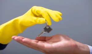Man's hand receives the keys from cleaner's hand